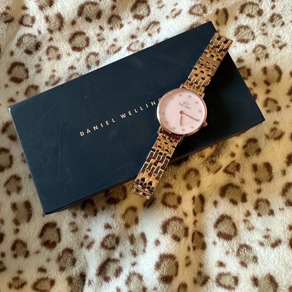 Daniel Wellington Gold Chain-Link Watch Minimalist Design